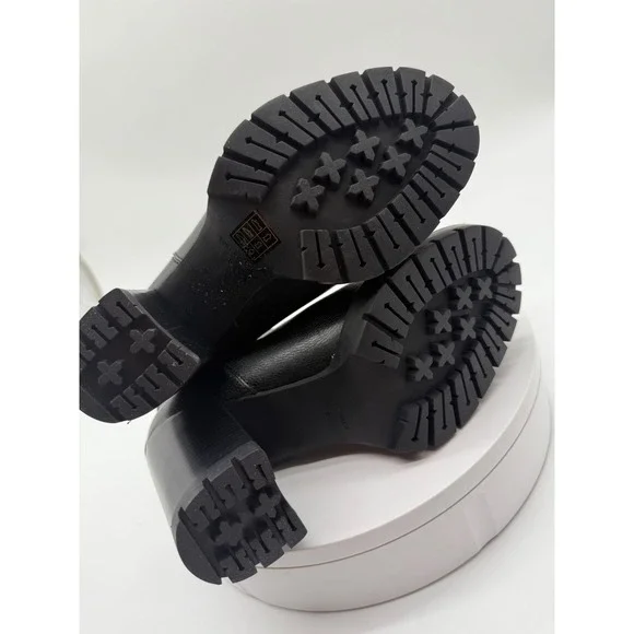 New in Box Tory Burch Carson
Chelsea 70mm Lug Bootie Black Sz 8 $458 - Picture 8 of 10